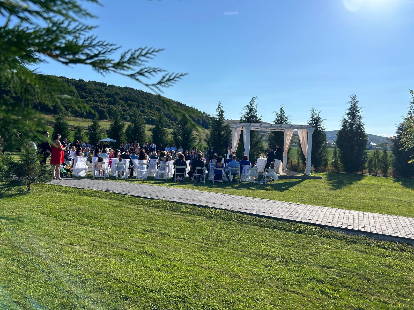 Sala de evenimente in Floresti – sala de nunti, botezuri, concerte si petreceri private  Cuvinte cheie: sala nunti moderna, sala nunti aproape de Cluj, parcare si spatiu generos, sala botezuri Floresti, sala petreceri private, sala majorate, sala de concerte Floresti, evenimente live, lansaricerinte, fiind adaptabil atat ca sala de nunti, cat si ca sala de botezuri sau sala de petreceri private, cu dotari moderne si atmosfera eleganta.     Cuvinte cheie: sala nunti moderna, sala nunti aproape de Cluj, parcare si spatiu generos, sala botezuri Floresti, sala petreceri private, sala majorate, sala de concerte Floresti, evenimente live, lansari care cauta o sala de nunti Cluj, dar isi doresc mai mult confort, parcare si flexibilitate in organizare.  Sala poate fi utilizata si ca sala de concerte, fiind dotata cu spatiu pentru scena, sonorizare si iluminat profesional. In acelasi timp, este potrivita pentru sala de majorate, petreceri tematice sau evenimente private, oferind posibilitatea de personalizare in functie de tipul evenimentului.  Indiferent ca organizezi o nunta, un botez, un concert sau o petrecere privata, o sala de evenimente bine aleasa in Floresti, judetul Cluj, garanteaza o experienta memorabila pentru invitati si o organizare fara stres pentru gazde.  Cuvinte cheie: sala nunti moderna, sala nunti aproape de Cluj, parcare si spatiu generos, sala botezuri Floresti, sala petreceri private, sala majorate, sala de concerte Floresti, evenimente live, lansari si spectacole, sala cununie, sala petreceri corporate