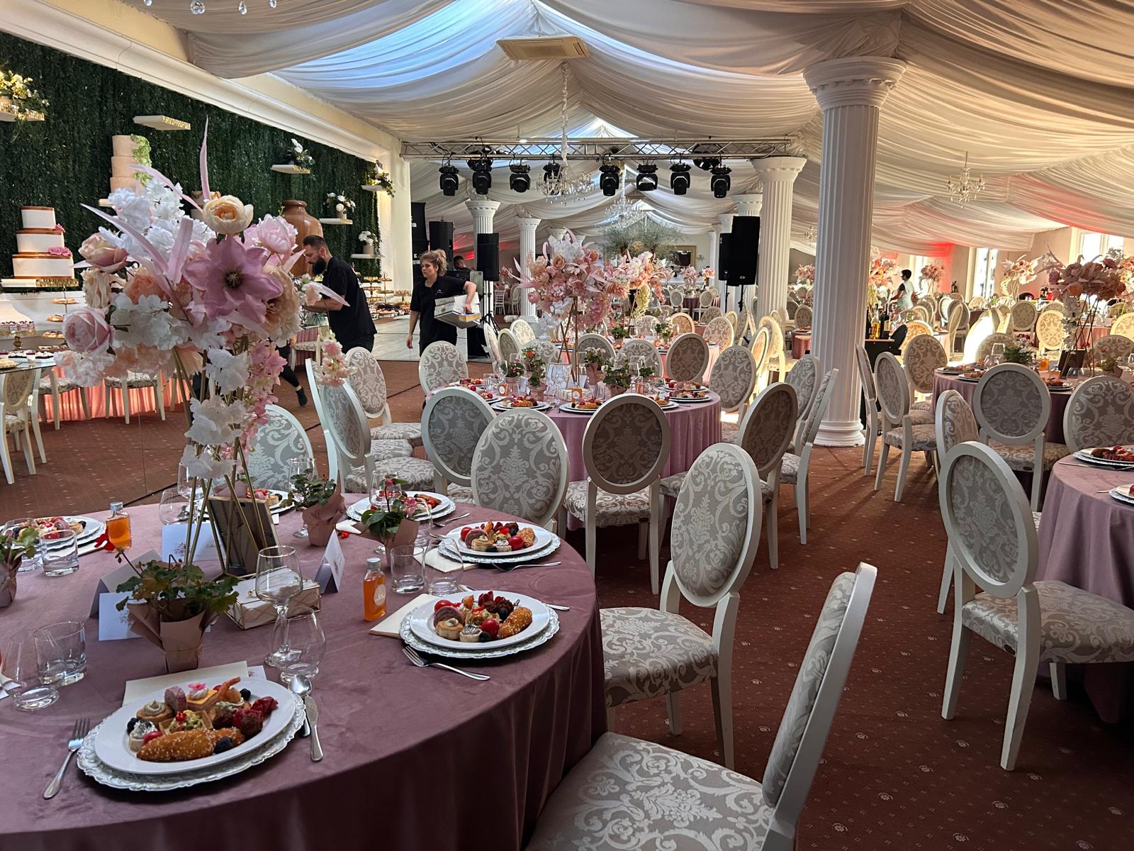 Sala de evenimente in Floresti – sala de nunti, botezuri, concerte si petreceri private  Cuvinte cheie: sala nunti moderna, sala nunti aproape de Cluj, parcare si spatiu generos, sala botezuri Floresti, sala petreceri private, sala majorate, sala de concerte Floresti, evenimente live, lansaricerinte, fiind adaptabil atat ca sala de nunti, cat si ca sala de botezuri sau sala de petreceri private, cu dotari moderne si atmosfera eleganta.     Cuvinte cheie: sala nunti moderna, sala nunti aproape de Cluj, parcare si spatiu generos, sala botezuri Floresti, sala petreceri private, sala majorate, sala de concerte Floresti, evenimente live, lansari care cauta o sala de nunti Cluj, dar isi doresc mai mult confort, parcare si flexibilitate in organizare.

Sala poate fi utilizata si ca sala de concerte, fiind dotata cu spatiu pentru scena, sonorizare si iluminat profesional. In acelasi timp, este potrivita pentru sala de majorate, petreceri tematice sau evenimente private, oferind posibilitatea de personalizare in functie de tipul evenimentului.

Indiferent ca organizezi o nunta, un botez, un concert sau o petrecere privata, o sala de evenimente bine aleasa in Floresti, judetul Cluj, garanteaza o experienta memorabila pentru invitati si o organizare fara stres pentru gazde.

Cuvinte cheie: sala nunti moderna, sala nunti aproape de Cluj, parcare si spatiu generos, sala botezuri Floresti, sala petreceri private, sala majorate, sala de concerte Floresti, evenimente live, lansari si spectacole, sala cununie, sala petreceri corporate