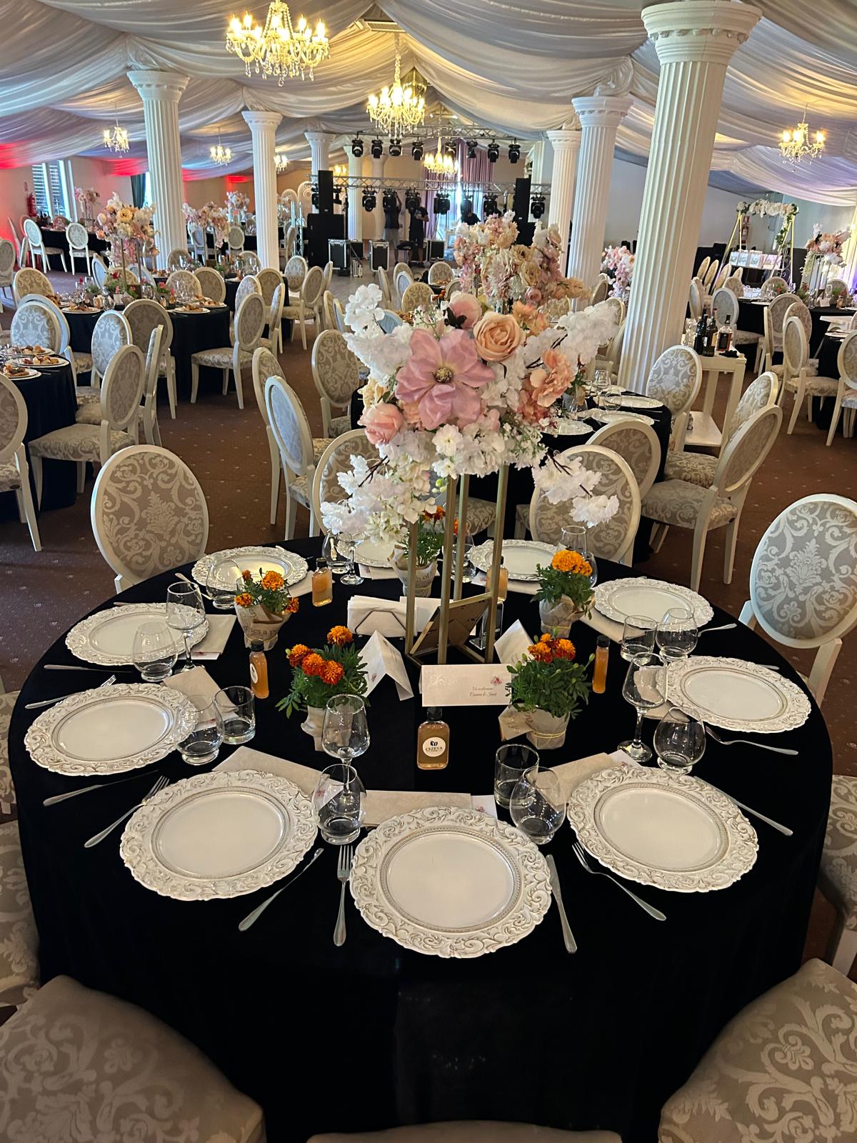 Sala de evenimente in Floresti – sala de nunti, botezuri, concerte si petreceri private  Cuvinte cheie: sala nunti moderna, sala nunti aproape de Cluj, parcare si spatiu generos, sala botezuri Floresti, sala petreceri private, sala majorate, sala de concerte Floresti, evenimente live, lansaricerinte, fiind adaptabil atat ca sala de nunti, cat si ca sala de botezuri sau sala de petreceri private, cu dotari moderne si atmosfera eleganta.     Cuvinte cheie: sala nunti moderna, sala nunti aproape de Cluj, parcare si spatiu generos, sala botezuri Floresti, sala petreceri private, sala majorate, sala de concerte Floresti, evenimente live, lansari care cauta o sala de nunti Cluj, dar isi doresc mai mult confort, parcare si flexibilitate in organizare.

Sala poate fi utilizata si ca sala de concerte, fiind dotata cu spatiu pentru scena, sonorizare si iluminat profesional. In acelasi timp, este potrivita pentru sala de majorate, petreceri tematice sau evenimente private, oferind posibilitatea de personalizare in functie de tipul evenimentului.

Indiferent ca organizezi o nunta, un botez, un concert sau o petrecere privata, o sala de evenimente bine aleasa in Floresti, judetul Cluj, garanteaza o experienta memorabila pentru invitati si o organizare fara stres pentru gazde.

Cuvinte cheie: sala nunti moderna, sala nunti aproape de Cluj, parcare si spatiu generos, sala botezuri Floresti, sala petreceri private, sala majorate, sala de concerte Floresti, evenimente live, lansari si spectacole, sala cununie, sala petreceri corporate
