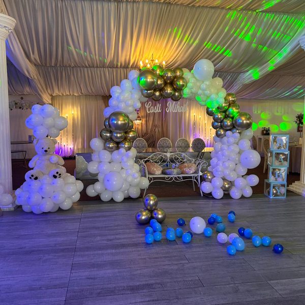 Sala de evenimente in Floresti – sala de nunti, botezuri, concerte si petreceri private Cuvinte cheie: sala nunti moderna, sala nunti aproape de Cluj, parcare si spatiu generos, sala botezuri Floresti, sala petreceri private, sala majorate, sala de concerte Floresti, evenimente live, lansaricerinte, fiind adaptabil atat ca sala de nunti, cat si ca sala de botezuri sau sala de petreceri private, cu dotari moderne si atmosfera eleganta. Cuvinte cheie: sala nunti moderna, sala nunti aproape de Cluj, parcare si spatiu generos, sala botezuri Floresti, sala petreceri private, sala majorate, sala de concerte Floresti, evenimente live, lansari care cauta o sala de nunti Cluj, dar isi doresc mai mult confort, parcare si flexibilitate in organizare. Sala poate fi utilizata si ca sala de concerte, fiind dotata cu spatiu pentru scena, sonorizare si iluminat profesional. In acelasi timp, este potrivita pentru sala de majorate, petreceri tematice sau evenimente private, oferind posibilitatea de personalizare in functie de tipul evenimentului. Indiferent ca organizezi o nunta, un botez, un concert sau o petrecere privata, o sala de evenimente bine aleasa in Floresti, judetul Cluj, garanteaza o experienta memorabila pentru invitati si o organizare fara stres pentru gazde. Cuvinte cheie: sala nunti moderna, sala nunti aproape de Cluj, parcare si spatiu generos, sala botezuri Floresti, sala petreceri private, sala majorate, sala de concerte Floresti, evenimente live, lansari si spectacole, sala cununie, sala petreceri corporate